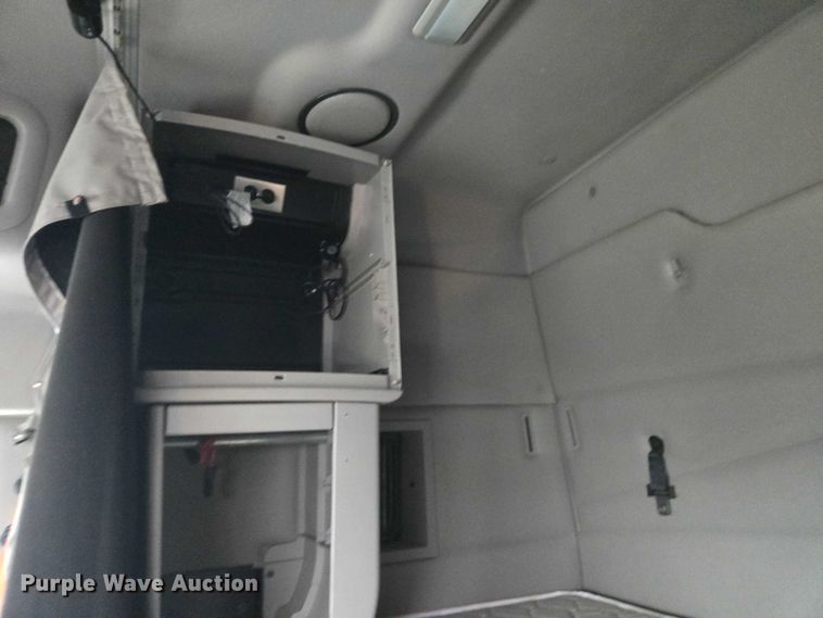 image for item DU2546 2012 Volvo VNL semi truck