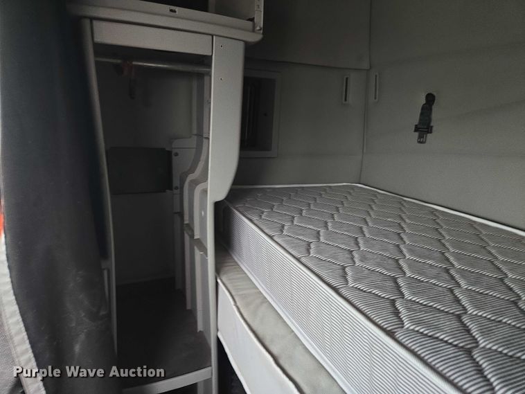 image for item DU2546 2012 Volvo VNL semi truck