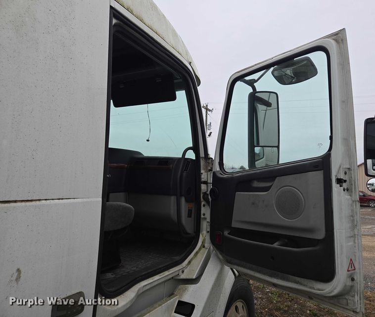 image for item DU2546 2012 Volvo VNL semi truck