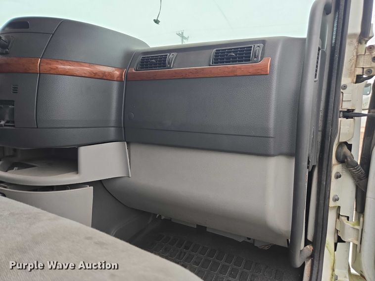 image for item DU2546 2012 Volvo VNL semi truck