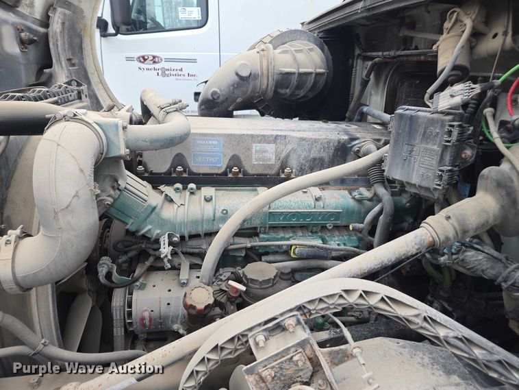 image for item DU2546 2012 Volvo VNL semi truck