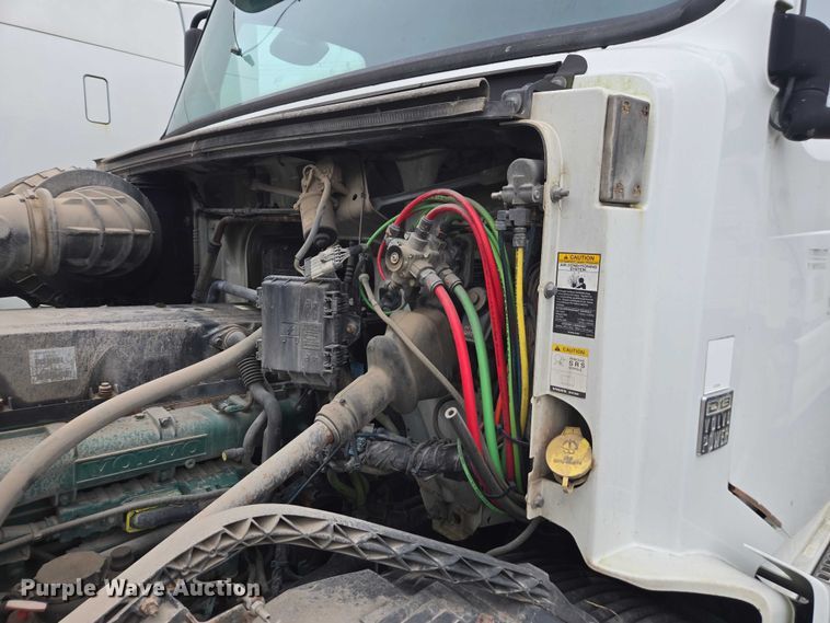 image for item DU2546 2012 Volvo VNL semi truck