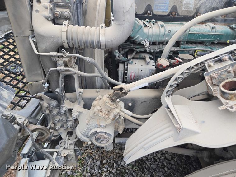 image for item DU2546 2012 Volvo VNL semi truck