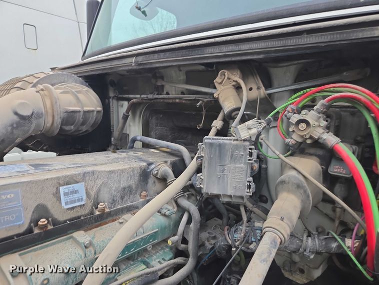 image for item DU2546 2012 Volvo VNL semi truck