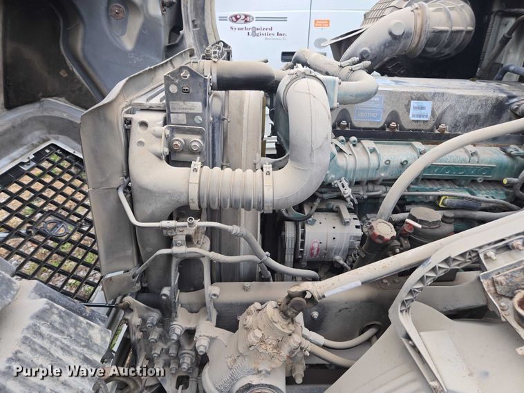 image for item DU2546 2012 Volvo VNL semi truck