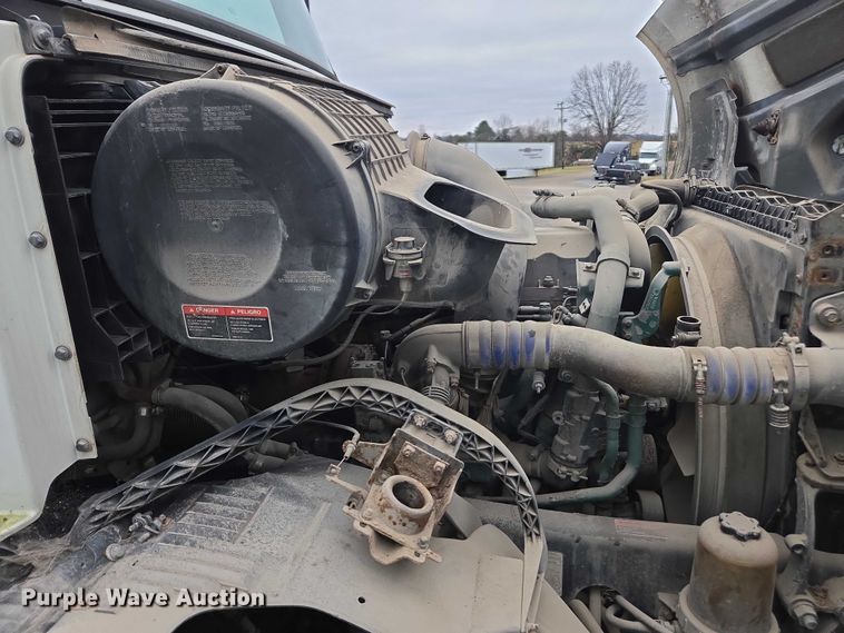 image for item DU2546 2012 Volvo VNL semi truck