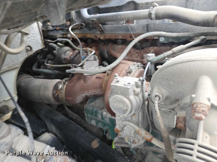 image for item DU2546 2012 Volvo VNL semi truck