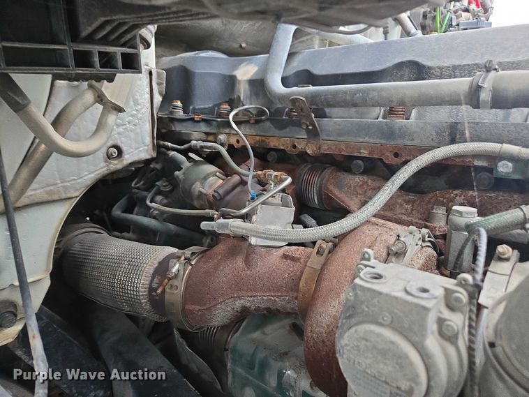 image for item DU2546 2012 Volvo VNL semi truck