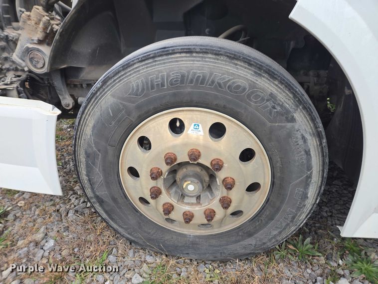 image for item DU2546 2012 Volvo VNL semi truck