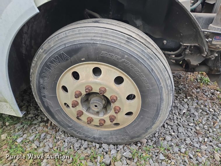 image for item DU2546 2012 Volvo VNL semi truck