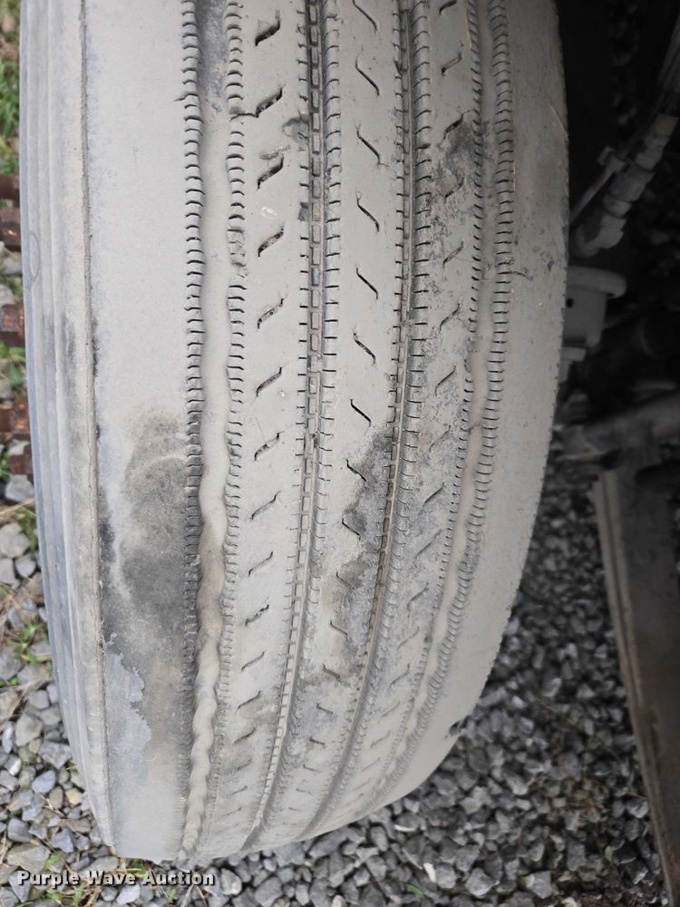 image for item DU2546 2012 Volvo VNL semi truck