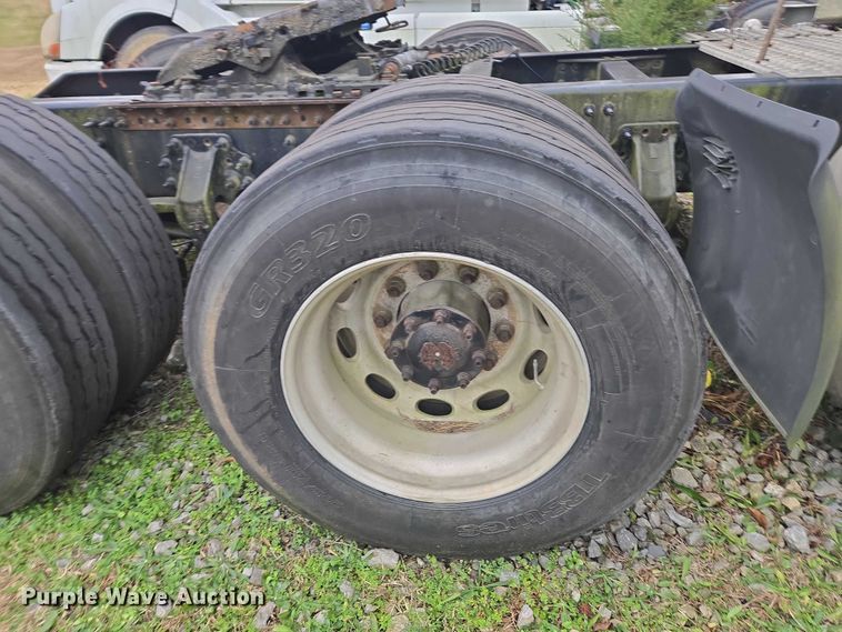 image for item DU2546 2012 Volvo VNL semi truck