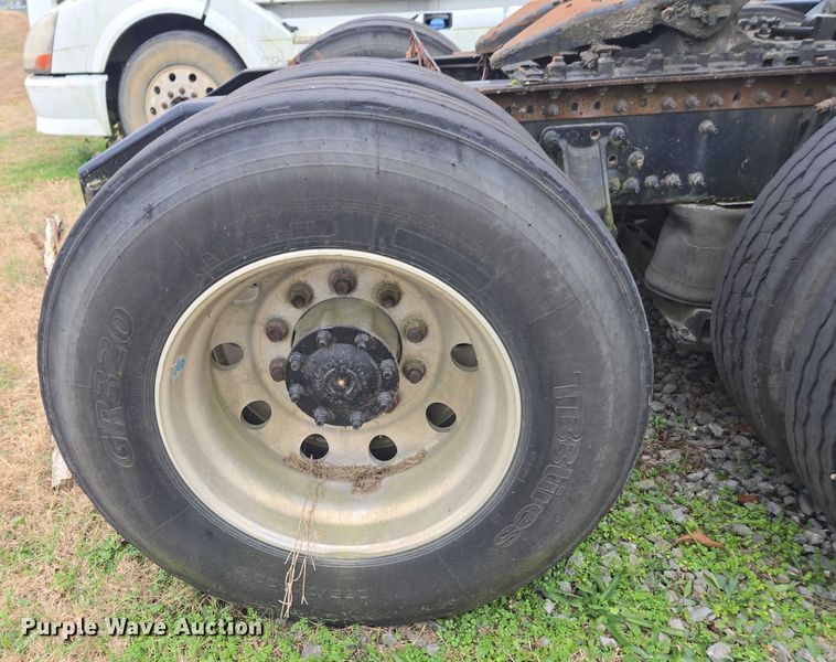 image for item DU2546 2012 Volvo VNL semi truck