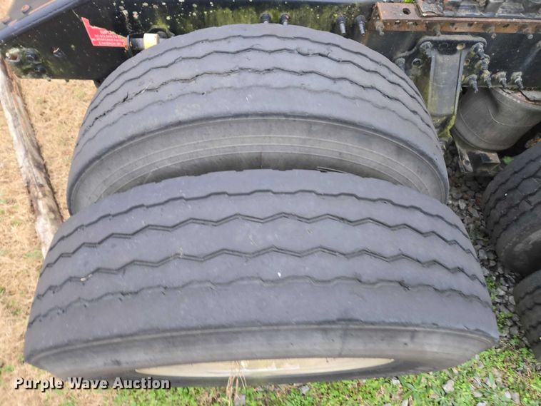 image for item DU2546 2012 Volvo VNL semi truck