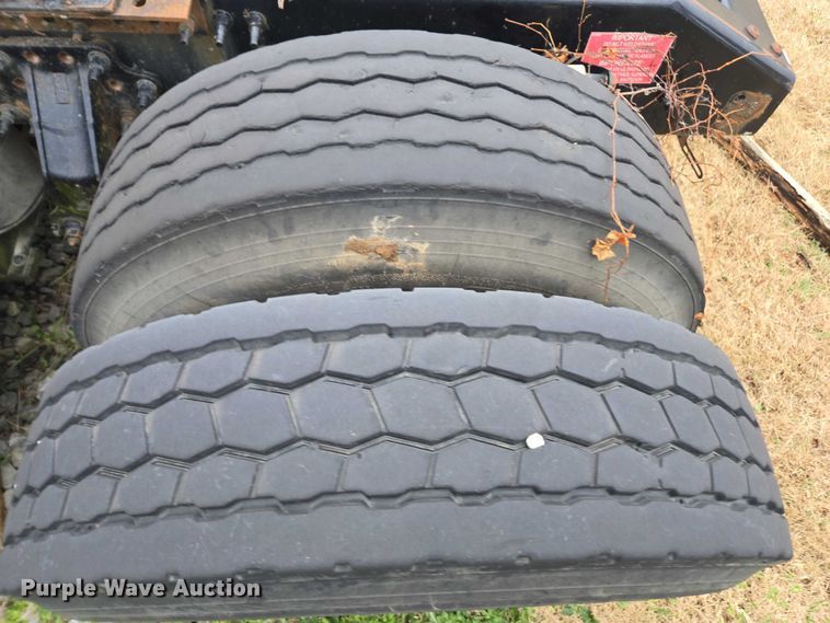 image for item DU2546 2012 Volvo VNL semi truck