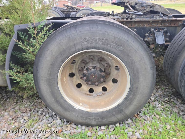 image for item DU2546 2012 Volvo VNL semi truck