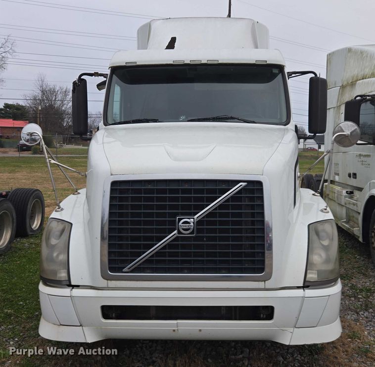 image for item DU2547 2012 Volvo VNL semi truck