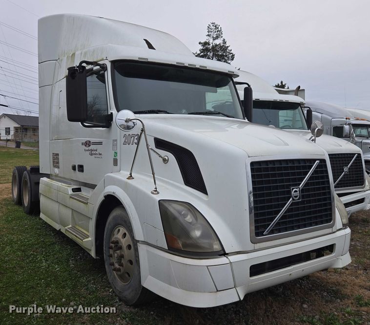 image for item DU2547 2012 Volvo VNL semi truck