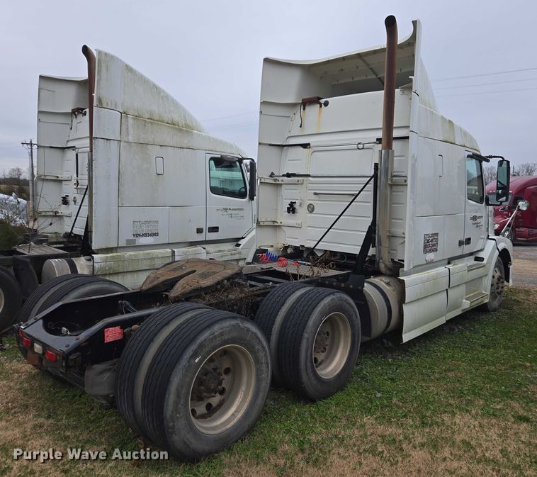 image for item DU2547 2012 Volvo VNL semi truck