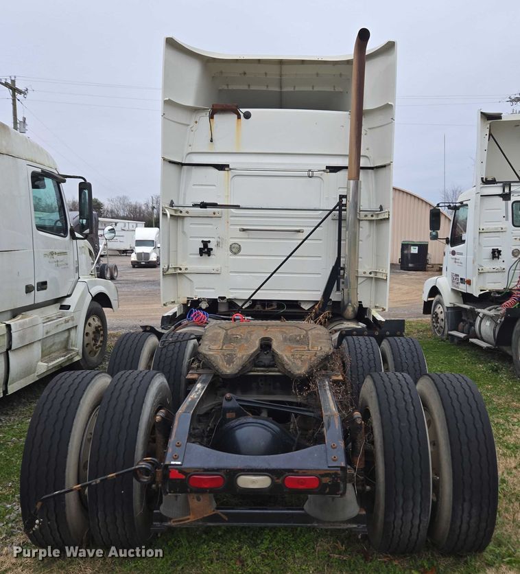 image for item DU2547 2012 Volvo VNL semi truck