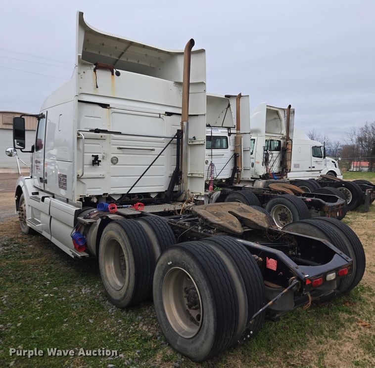 image for item DU2547 2012 Volvo VNL semi truck