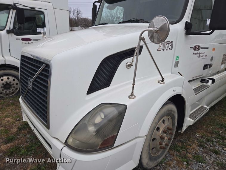 image for item DU2547 2012 Volvo VNL semi truck