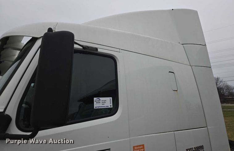 image for item DU2547 2012 Volvo VNL semi truck