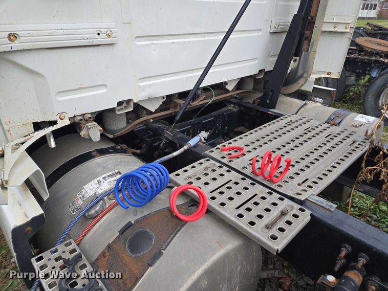 image for item DU2547 2012 Volvo VNL semi truck