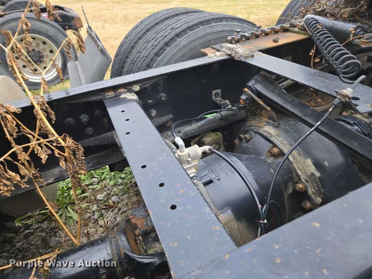 image for item DU2547 2012 Volvo VNL semi truck