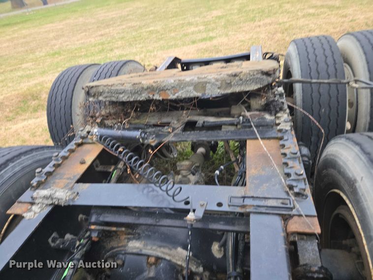 image for item DU2547 2012 Volvo VNL semi truck