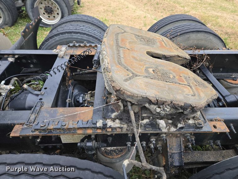 image for item DU2547 2012 Volvo VNL semi truck