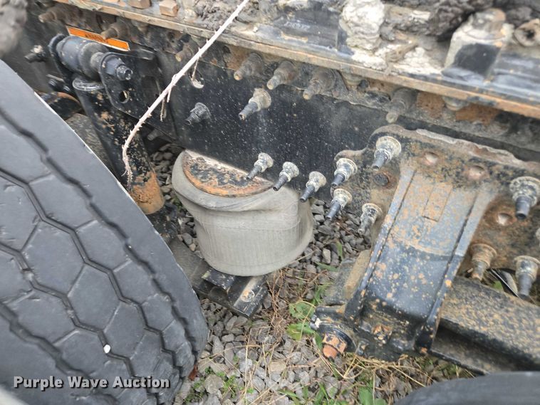 image for item DU2547 2012 Volvo VNL semi truck