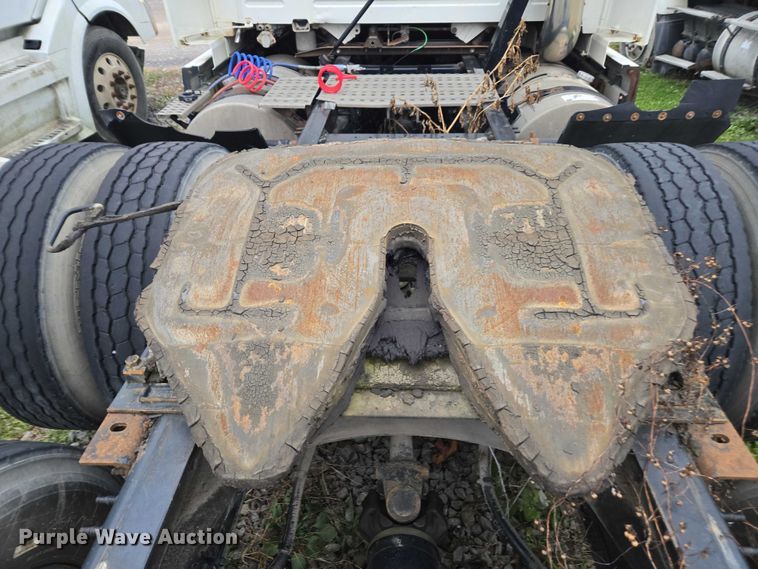 image for item DU2547 2012 Volvo VNL semi truck