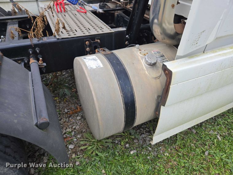 image for item DU2547 2012 Volvo VNL semi truck