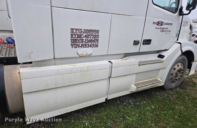 image for item DU2547 2012 Volvo VNL semi truck