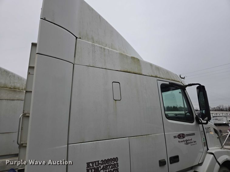 image for item DU2547 2012 Volvo VNL semi truck