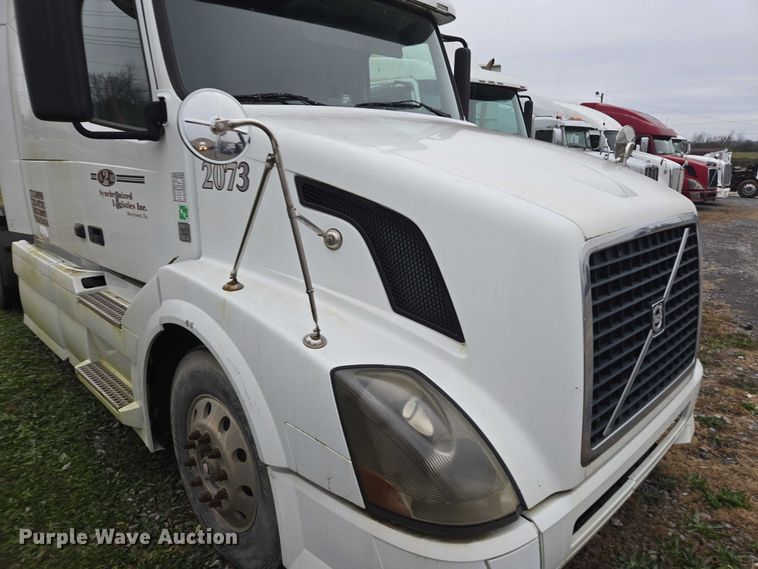 image for item DU2547 2012 Volvo VNL semi truck