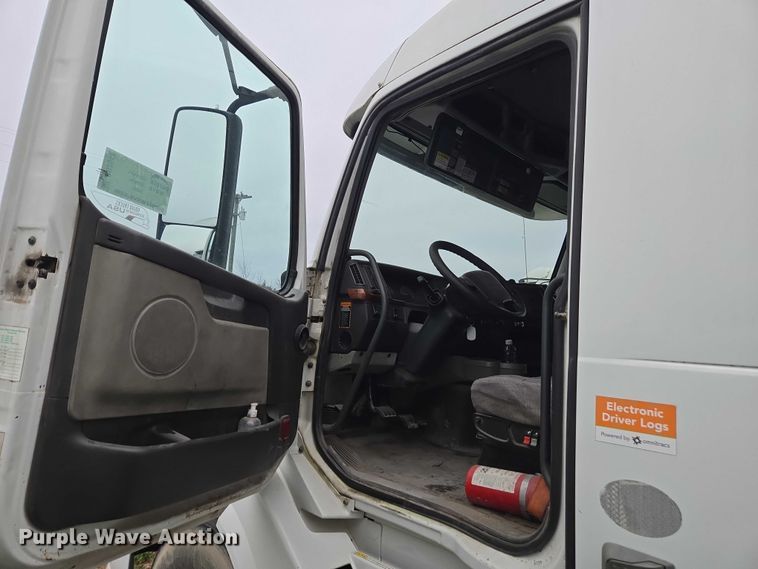 image for item DU2547 2012 Volvo VNL semi truck