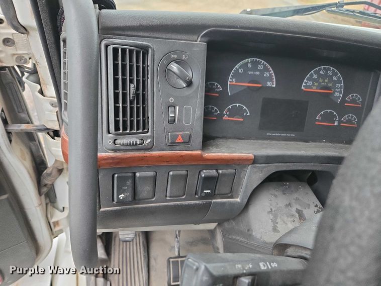 image for item DU2547 2012 Volvo VNL semi truck