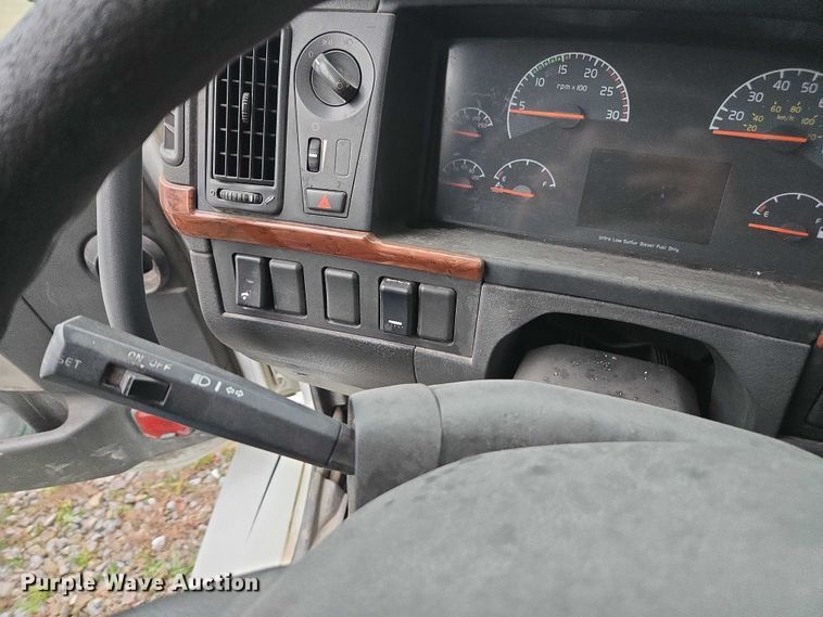 image for item DU2547 2012 Volvo VNL semi truck