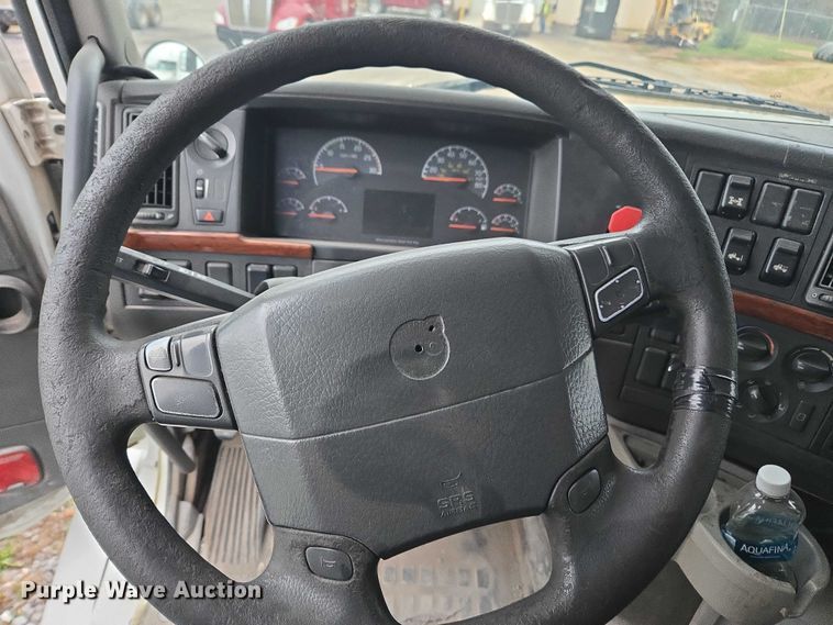 image for item DU2547 2012 Volvo VNL semi truck