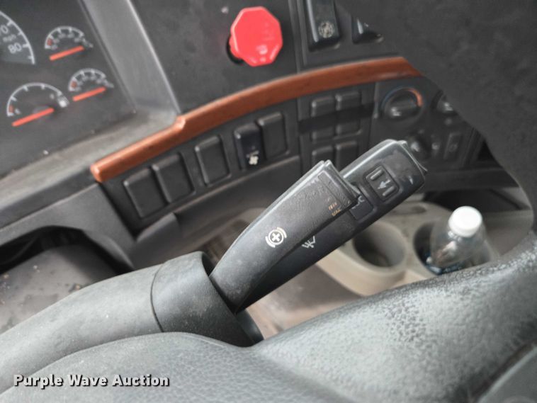 image for item DU2547 2012 Volvo VNL semi truck