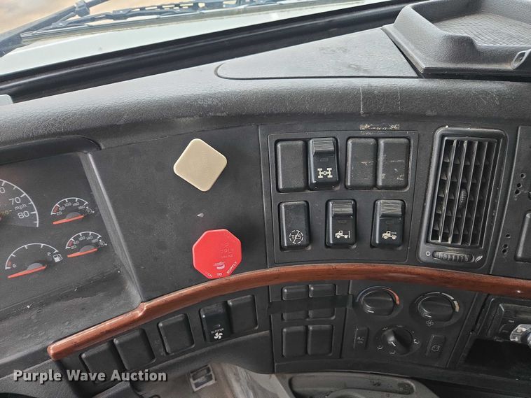 image for item DU2547 2012 Volvo VNL semi truck