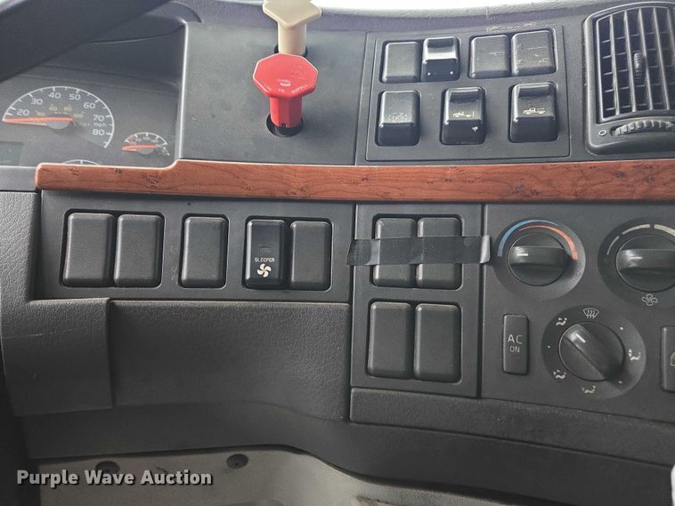 image for item DU2547 2012 Volvo VNL semi truck