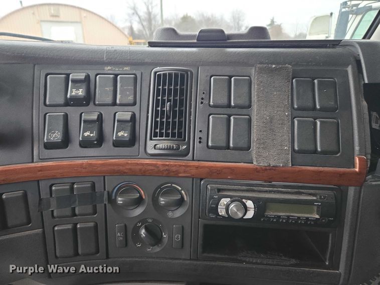 image for item DU2547 2012 Volvo VNL semi truck