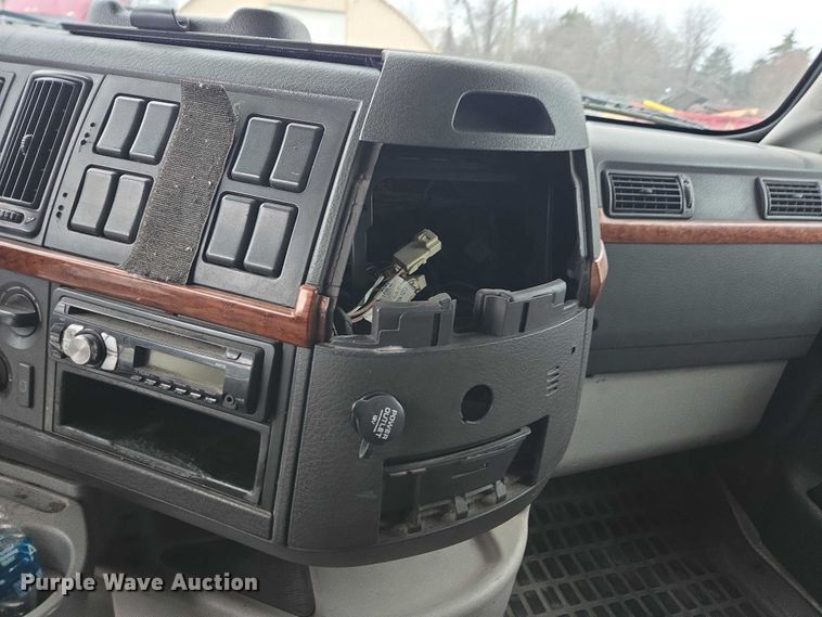 image for item DU2547 2012 Volvo VNL semi truck