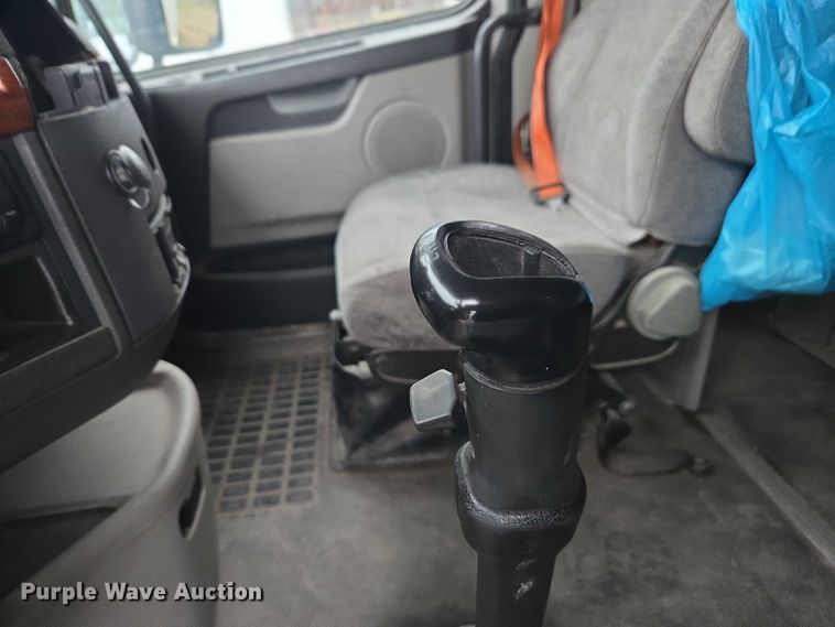 image for item DU2547 2012 Volvo VNL semi truck