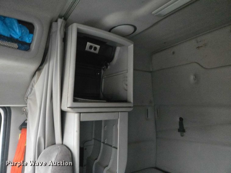 image for item DU2547 2012 Volvo VNL semi truck