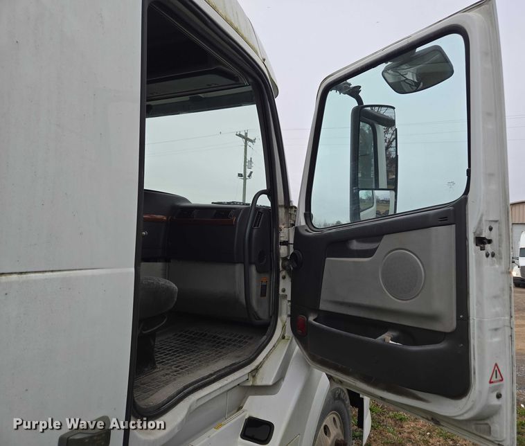 image for item DU2547 2012 Volvo VNL semi truck