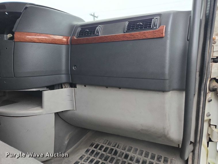 image for item DU2547 2012 Volvo VNL semi truck